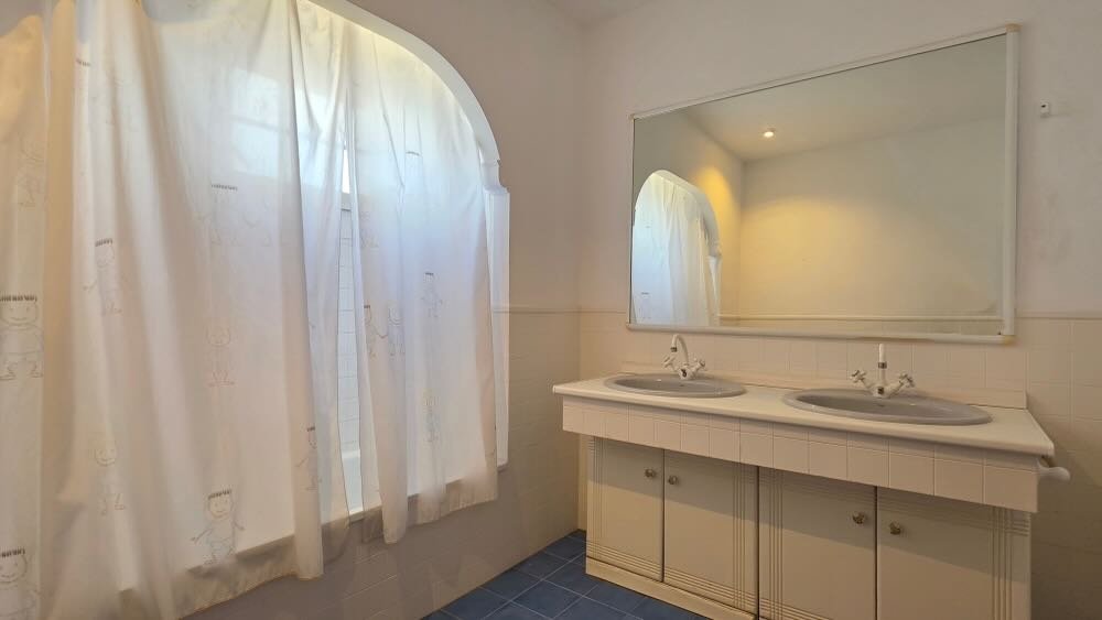 Property 2458 - Image 43